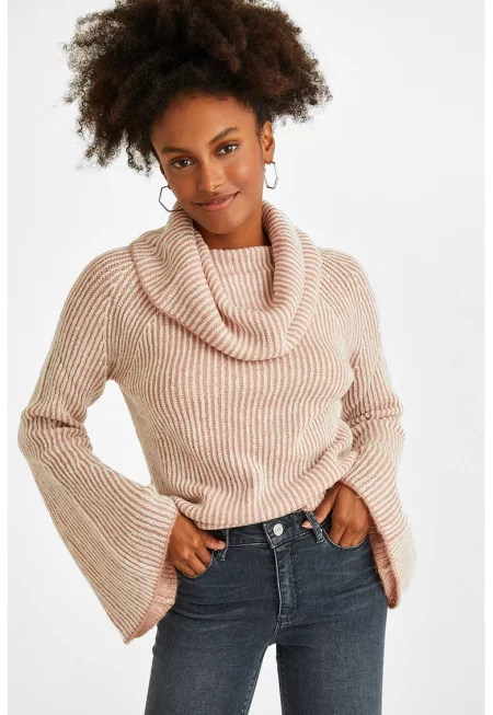 Пуловер с драпирано деколте и разкроени маншети