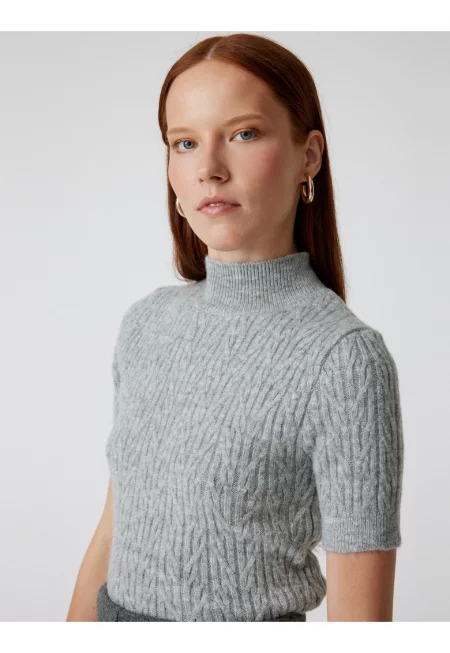 Пуловер с къси ръкави и плетка осморка