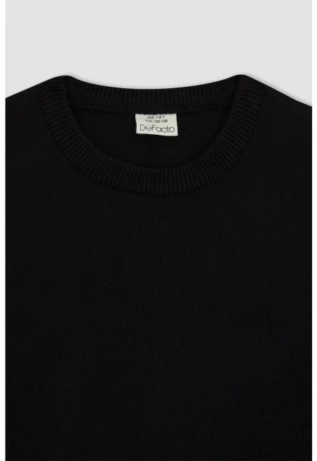 Пуловер с овално деколте