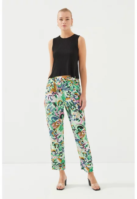 Скъсен прав панталон с принт - Бледозелен