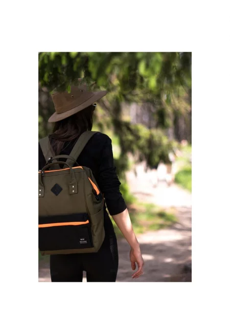 Водоустойчива раница с множество джобове и USB порт