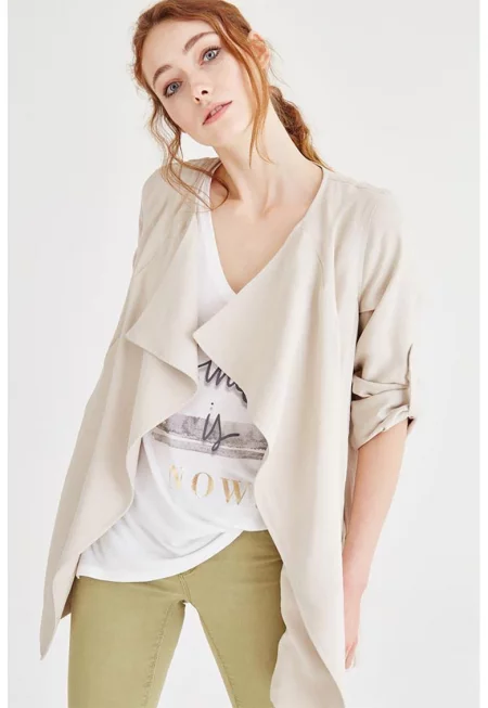 Яке със свободнопадаща яка