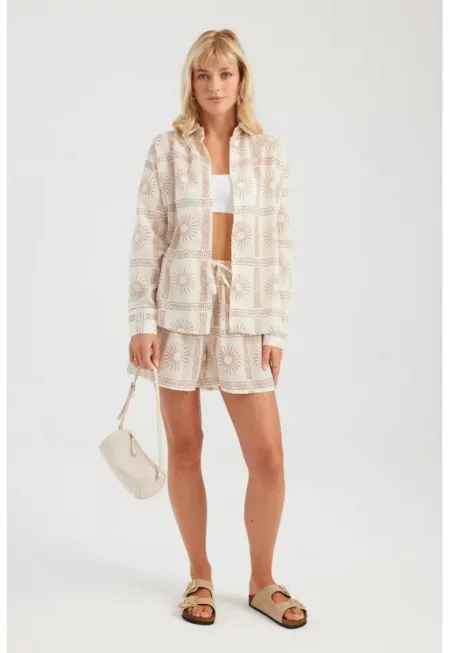 Дамски комплект -  риза и шорти с висока талия - бежов - текстил