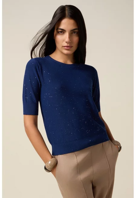 Фино плетен пуловер с овално деколте и бляскави елементи