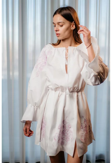 Къса разкроена рокля с бухнали ръкави и бродерии - Бял/Виолетов