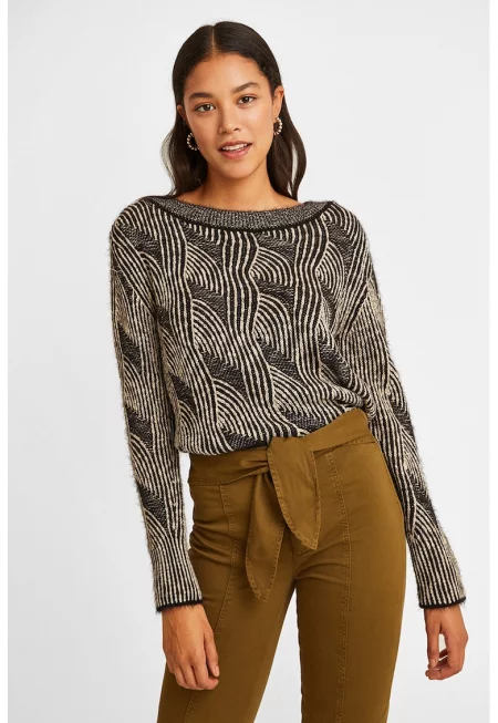 Пуловер с овално деколте