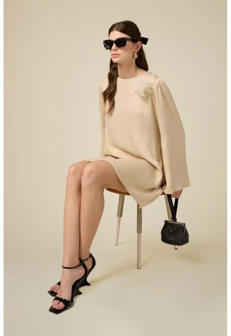 Сатинирана рокля с отделяща се брошка - Светлокафяв