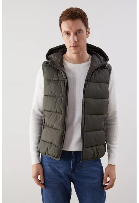 Капитониран елек с джобове с цип