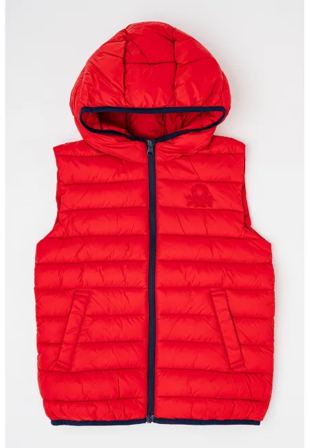 Капитониран елек с качулка