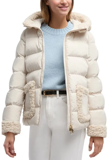 Капитонирано яке Vilde с качулка и плюшени детайли - Бял