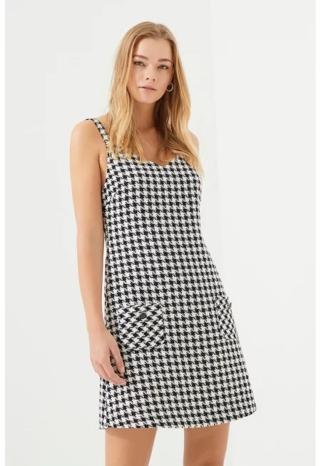 Къса рокля без ръкави с пришити джобове - Бял/Черен