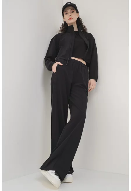 Късо яке с цип и висока яка