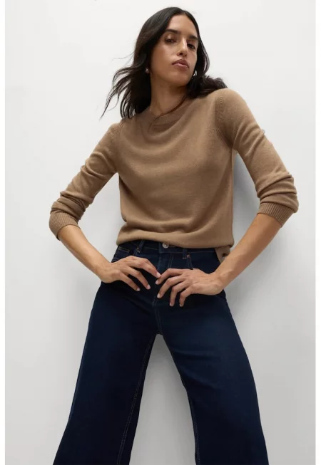 Пуловер с овално деколте