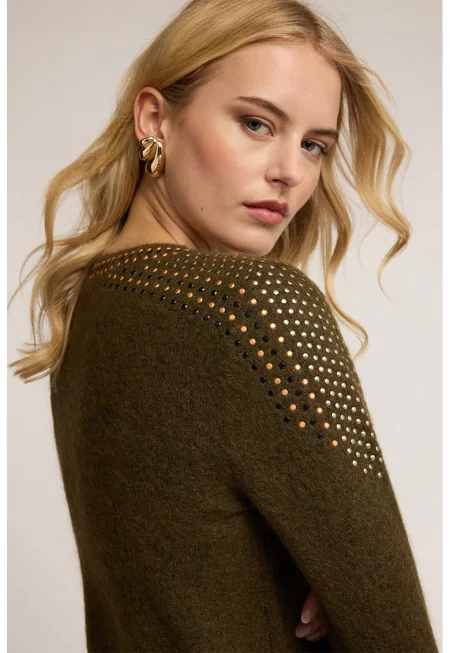 Пуловер с вълна и капси