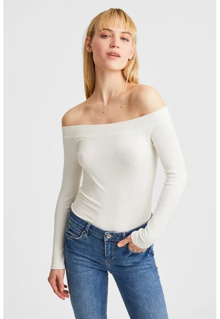 Рипсена блуза с голо рамо