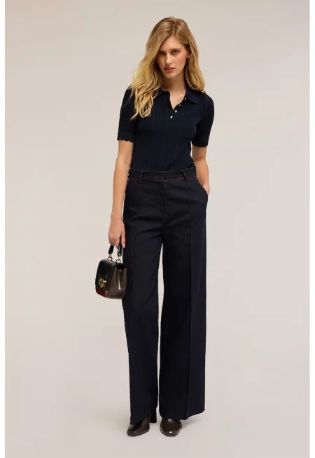 Слим тениска с яка и вълнообразни краища