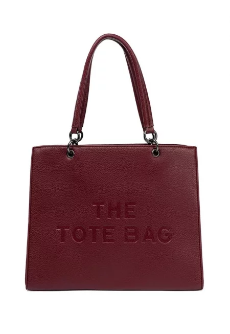 Червена чанта  с релефен текст - практична и стилна