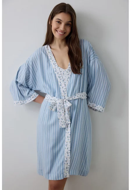 Къс раиран халат с флорални детайли - Небесносин