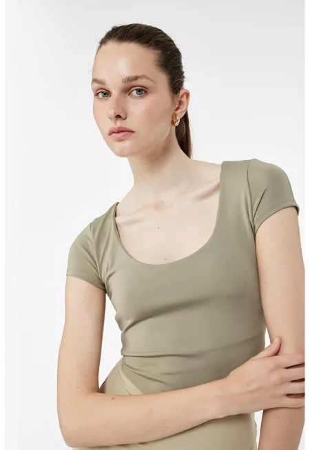 Къса рипсена тениска с овално деколте