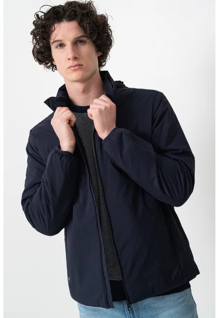 Непромокаемо яке със средновисока яка