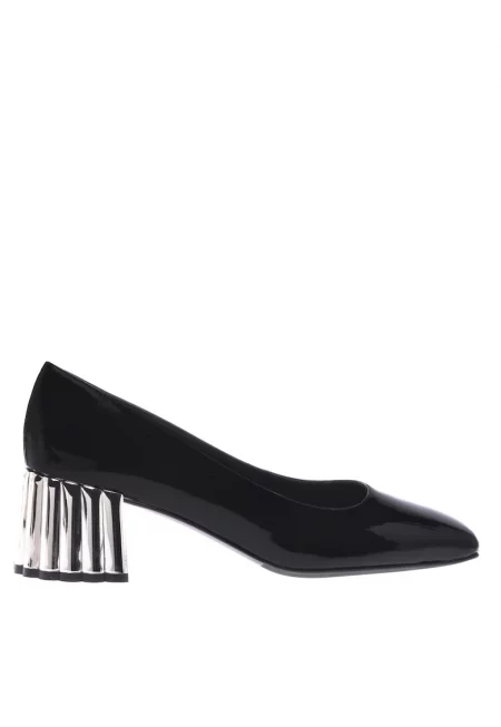 Обувки от лачена кожа с ток и квадратен връх