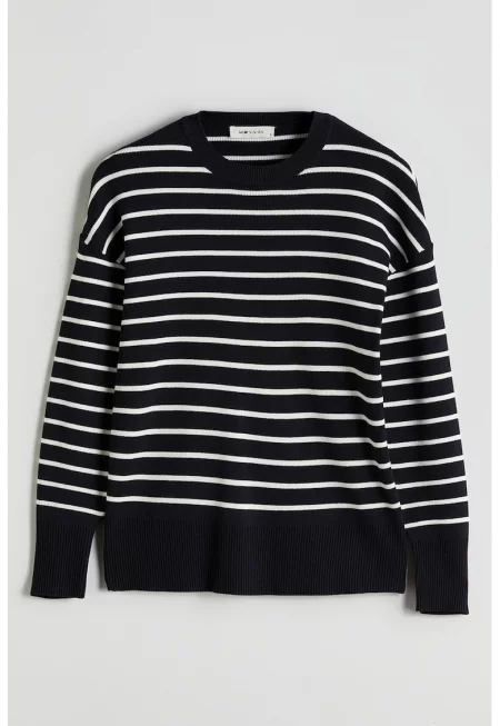 Пуловер с овално деколте