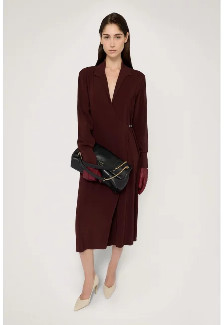 Рокля с шпиц и дълги ръкави