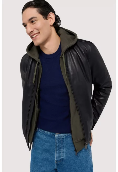 Вълнен пуловер с овално деколте