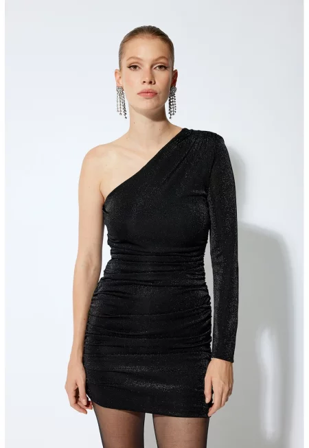 Бляскава къса рокля с голо рамо - Черен