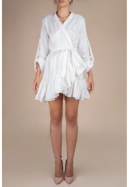 Бяла рокля с широки маншети и волани