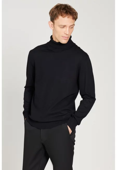 Фино плетен пуловер с поло