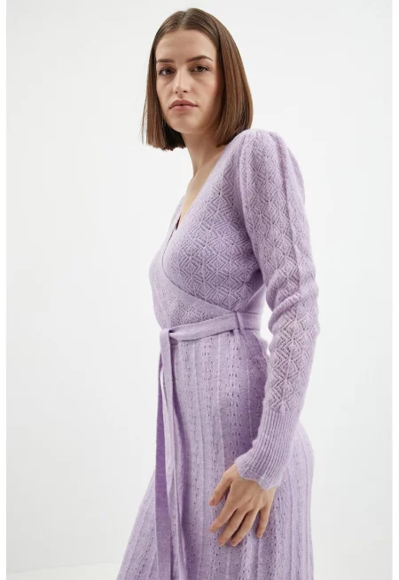 Фино плетена рокля със застъпен дизайн