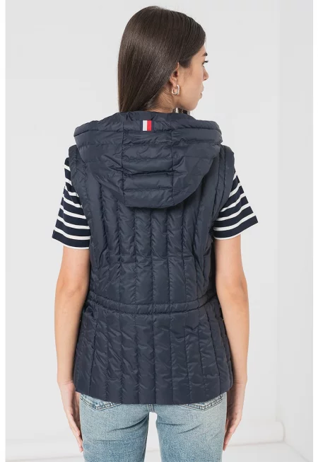 Капитониран елек с джобове с цип