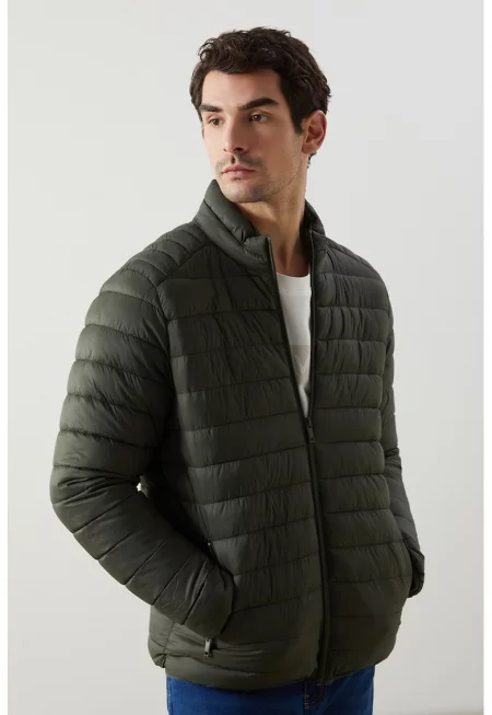 Капитонирано яке с ниска яка