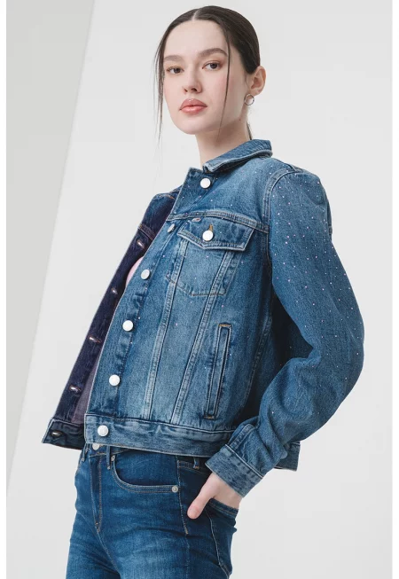 Късо яке от деним с декоративни камъни