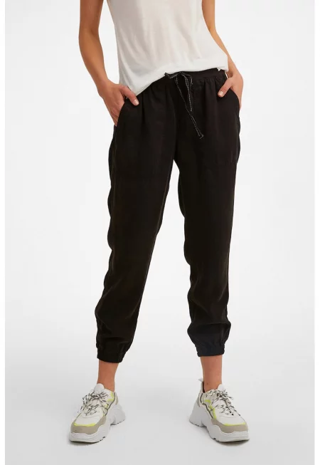 Панталон с лиосел с връзка и големи джобове