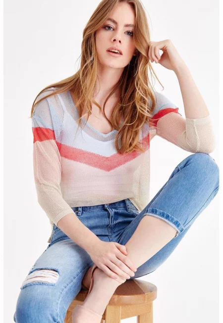 Полупрозрачен пуловер с шпиц и 3/4 ръкави