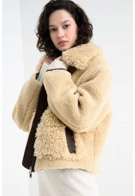 Пухено яке с оголемена яка