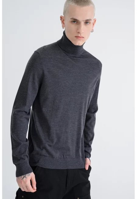 Вълен пуловер тип поло