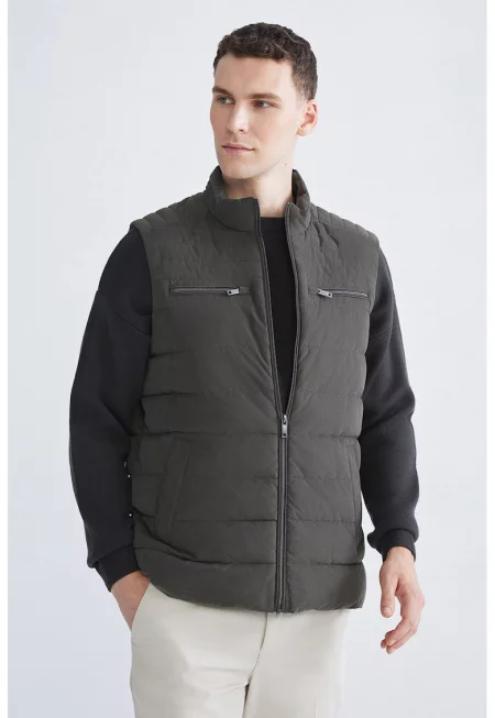 Ватиран елек с джобове с цип