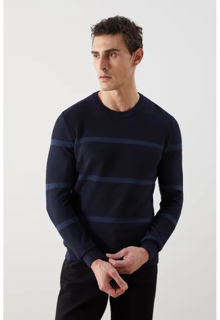 Втален пуловер с овално деколте