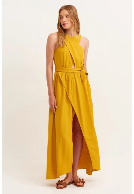 Дълга рокля със застъпен дизайн