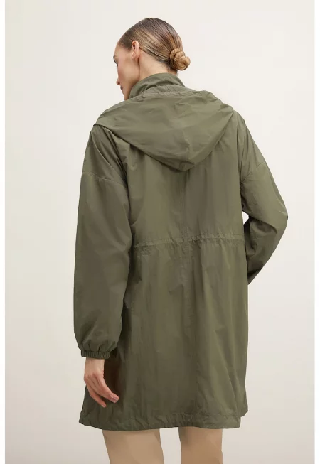 Дъждобран с регулируема талия и средновисока яка