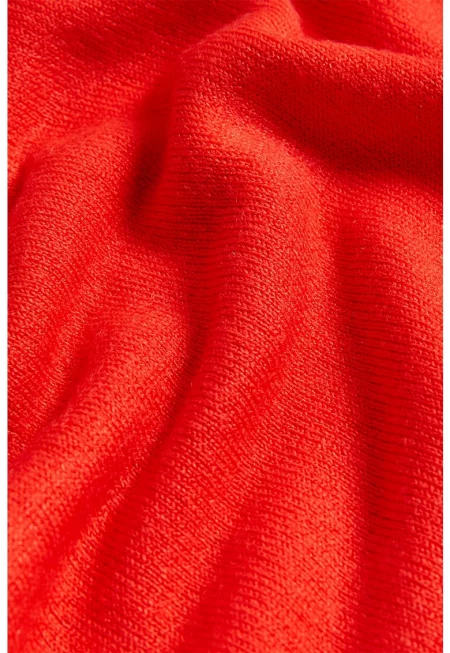 Фино плетен пуловер с овално деколте