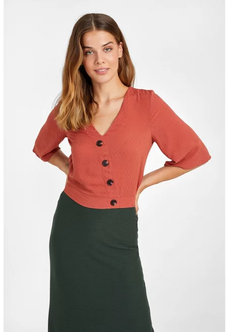Къса блуза с асиметрични копчета