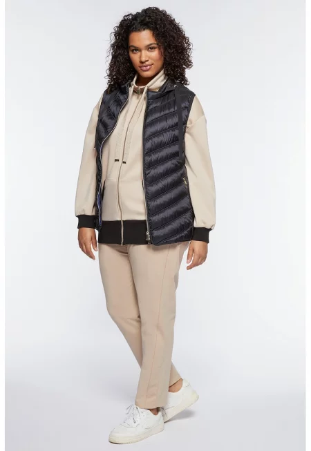 Олекотен елек с качулка