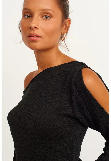 Пуловер с асиметрично деколте и отвор