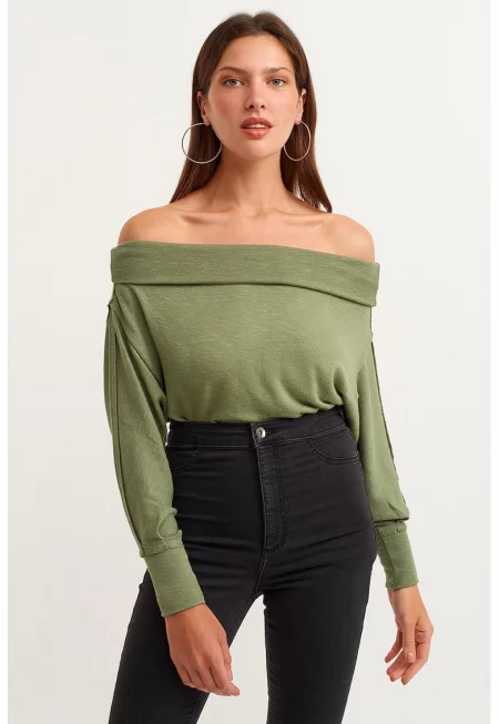 Пуловер с голи рамене