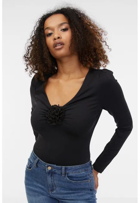 Шпиц блуза с флорална апликация