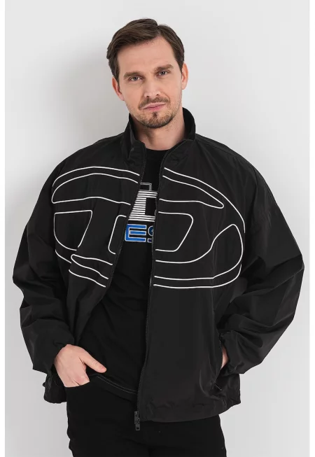 Яке със средновисока яка и лого